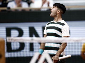 Carlos Alcaraz celebra un punto ante Ben Shelton en octavos de Roland Garros