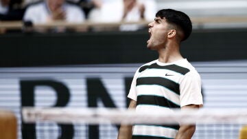 Carlos Alcaraz celebra un punto ante Ben Shelton en octavos de Roland Garros