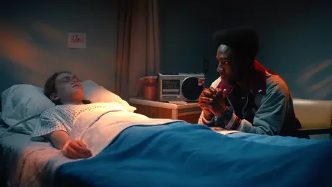 Sadie Sink y Caleb McLaughlin en Stranger Things 5 Sadie Sink y Caleb McLaughlin en Stranger Things 5