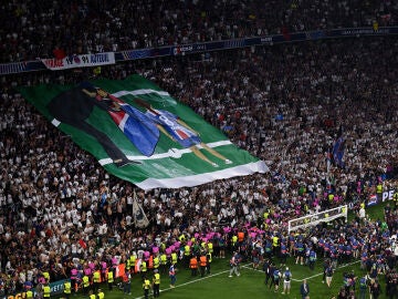 Imagen del homenaje de los fans del PSG a Luis Enrique por su hija Xana