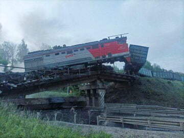 Imagen del tren tras la caída del puente