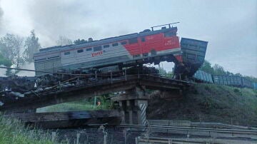 Imagen del tren tras la caída del puente
