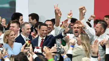 Elecciones Polonia: Los sondeos a pie de urna dan una mínima ventaja al liberal Trzaskowski, pero el resultado es todavía incierto