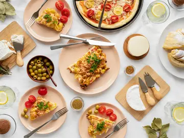 Una mesa con mucha comida Una mesa con mucha comida