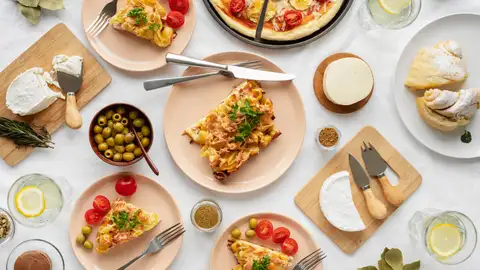 Una mesa con mucha comida Una mesa con mucha comida