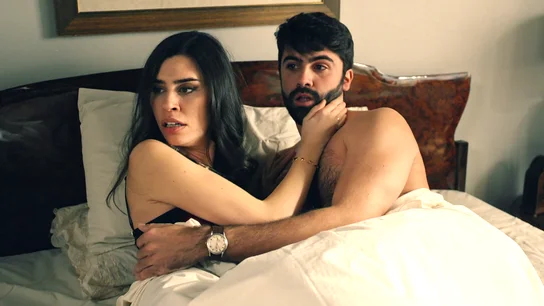 ¡A punto de ser pillados! Manuela salva a Raúl y a María de ser descubiertos por Damián en pleno momento íntimo ¡A punto de ser pillados! Manuela salva a Raúl y a María de ser descubiertos por Damián en pleno momento íntimo