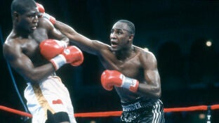 Mike McCallum, en un combate ante James Toney en 1992