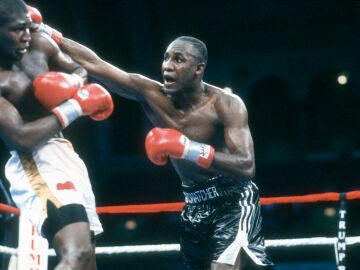 Mike McCallum, en un combate ante James Toney en 1992