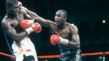 Mike McCallum, en un combate ante James Toney en 1992