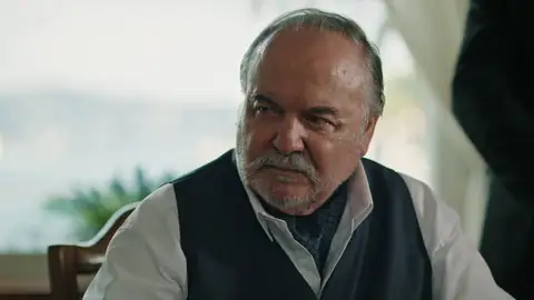 Halis desata el conflicto familiar al priorizar a Nukhet sobre los suyos Halis desata el conflicto familiar al priorizar a Nukhet sobre los suyos