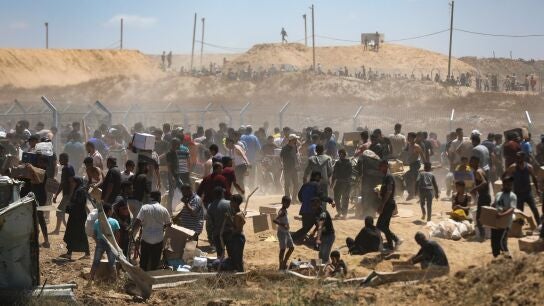 Palestinos esperando suministros