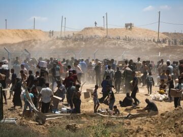 Palestinos esperando suministros
