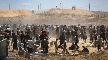 Palestinos esperando suministros