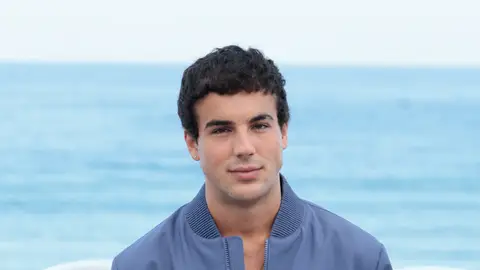 Óscar Casas posando para los medios Óscar Casas posando para los medios