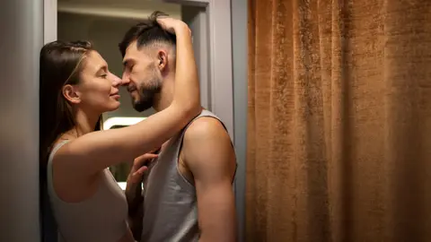 Una pareja en un momento de intimidad Una pareja en un momento de intimidad