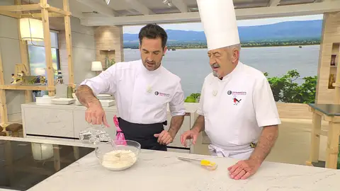 Mezcla los ingredientes hasta que desaparezca la harina Mezcla los ingredientes hasta que desaparezca la harina