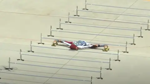 La patinadora india Takshvi Vaghani, en el momento de batir el récord Guinness del lowest limbo Roller-Skating La patinadora india Takshvi Vaghani, en el momento de batir el récord Guinness del lowest limbo Roller-Skating