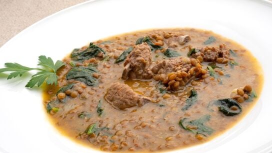 Lentejas con costilla de cerdo y espinacas, de Karlos Argui&ntilde;ano: "Un superalimento, barato y muy f&aacute;cil de hacer"