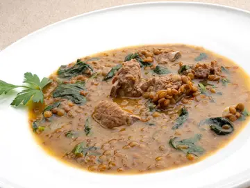 Lentejas con costilla de cerdo y espinacas, de Karlos Arguiñano: "Un superalimento, barato y muy fácil de hacer" Lentejas con costilla de cerdo y espinacas, de Karlos Arguiñano: "Un superalimento, barato y muy fácil de hacer"