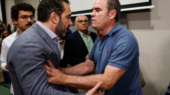 Dolset empuja a Aldama en medio de la tensi&oacute;n tras la comparecencia de Leire D&iacute;ez