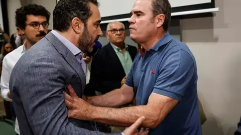 Dolset empuja a Aldama en medio de la tensión tras la comparecencia de Leire Díez Dolset empuja a Aldama en medio de la tensión tras la comparecencia de Leire Díez