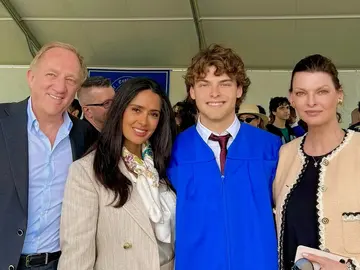 Salma Hayek en la graduación del hijo de su marido Francois-Henri Pinault con Linda Evangelista, Augustin Salma Hayek en la graduación del hijo de su marido Francois-Henri Pinault con Linda Evangelista, Augustin
