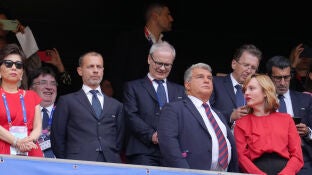 Aleksander Čeferin y Joan Laporta, en el palco de San Mam&eacute;s durante la final de la Champions League femenina en 2024