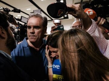 Leire Díez escoltada por Javier Pérez Dolset