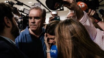 Leire Díez escoltada por Javier Pérez Dolset