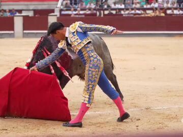 Toros de estampa de José Escolar para una tarde de sufrimiento que acabó con una oreja para Gómez del Pilar