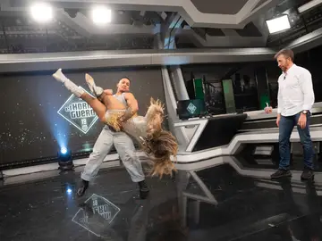 Melody enseña en El Hormiguero cómo hacer su famosa voltereta: "Rezábamos 20 padrenuestros" Melody enseña en El Hormiguero cómo hacer su famosa voltereta: "Rezábamos 20 padrenuestros"