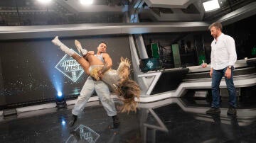 Melody enseña en El Hormiguero cómo hacer su famosa voltereta: "Rezábamos 20 padrenuestros"