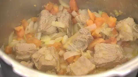 Incorpora el tomate y cocina todo Incorpora el tomate y cocina todo