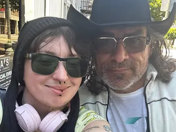 El actor Jonathan Joss y su marido Tristan Kern de Gonzales El actor Jonathan Joss y su marido Tristan Kern de Gonzales