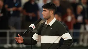 Carlos Alcaraz habla en la Philippe Chatrier tras ganar a Tommy Paul Carlos Alcaraz habla en la Philippe Chatrier tras ganar a Tommy Paul