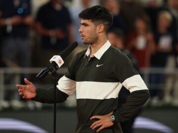 Carlos Alcaraz habla en la Philippe Chatrier tras ganar a Tommy Paul