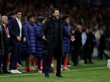 Simeone, en el partido ante el Real Madrid en el Metropolitano