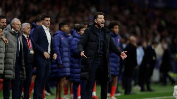 Simeone, en el partido ante el Real Madrid en el Metropolitano