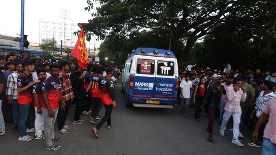 Una ambulancia se abre paso en el exterior del Chinnaswamy Stadium, en Bengaluru Una ambulancia se abre paso en el exterior del Chinnaswamy Stadium, en Bengaluru