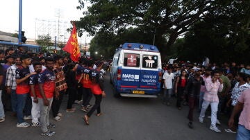 Una ambulancia se abre paso en el exterior del Chinnaswamy Stadium, en Bengaluru