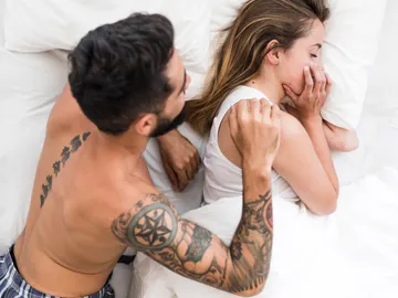 Una pareja en la cama Una pareja en la cama