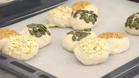 Moja las bolitas por la parte superior en el papel humedecido Moja las bolitas por la parte superior en el papel humedecido
