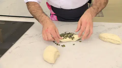 Amasa los ingredientes hasta que se integren bien Amasa los ingredientes hasta que se integren bien