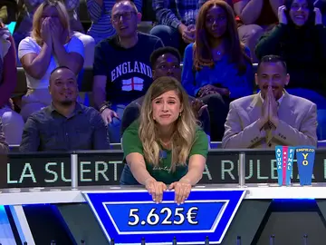 Bea cae en el Se lo doy con 5.625 euros en el marcador desatando los gritos de sus compañeros: “¡Por favor, Bea, te lo pido de rodillas!” Bea cae en el Se lo doy con 5.625 euros en el marcador desatando los gritos de sus compañeros: “¡Por favor, Bea, te lo pido de rodillas!”