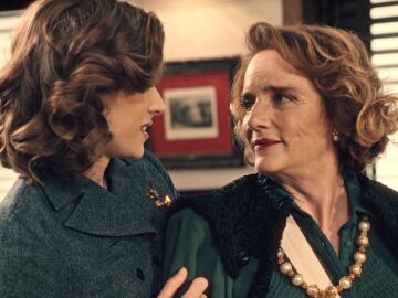 Do&ntilde;a Clara se despide de Marta antes de volver a su casa