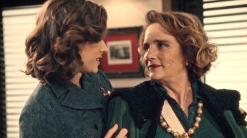 Doña Clara se despide de Marta antes de volver a su casa
