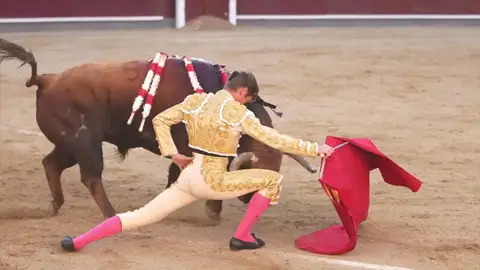 La gloria de los Jandillas se perdió en la espada: dos orejas para Jiménez y Castella en la que puede ser la corrida de la feria La gloria de los Jandillas se perdió en la espada: dos orejas para Jiménez y Castella en la que puede ser la corrida de la feria