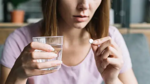 Mujer tomando un medicamento Mujer tomando un medicamento