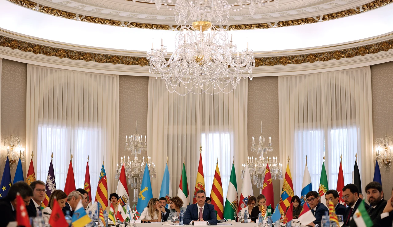 El presidente del Gobierno, Pedro Sánchez (c), al inicio de la XXVIII Conferencia de Presidentes