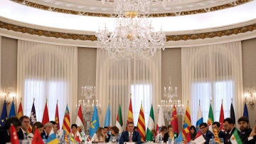 El presidente del Gobierno, Pedro Sánchez (c), al inicio de la XXVIII Conferencia de Presidentes